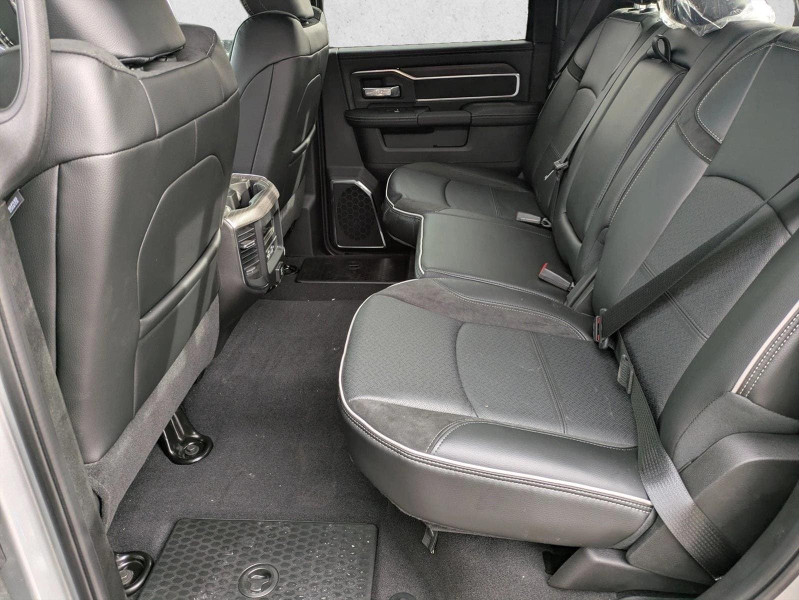 2026 RAM 3500 Laramie - Photo 15