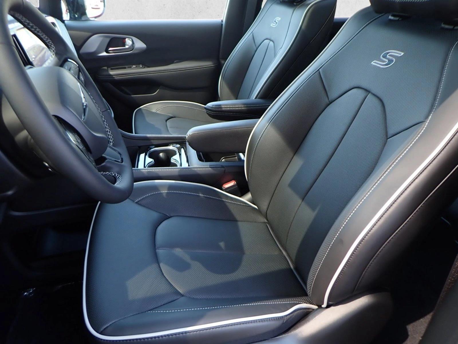2026 Chrysler Pacifica Limited - Photo 14