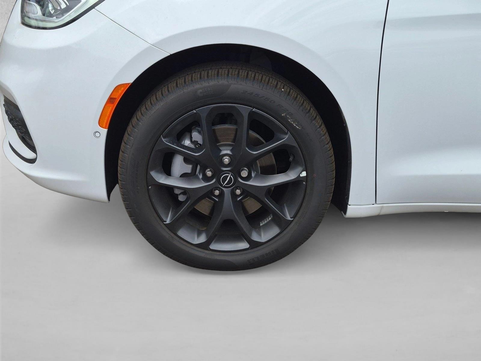 2026 Chrysler Pacifica Limited - Photo 9