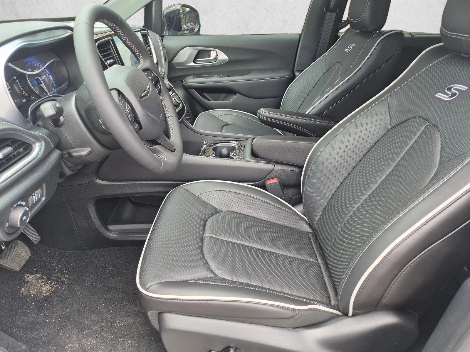 2026 Chrysler Pacifica Limited - Photo 14