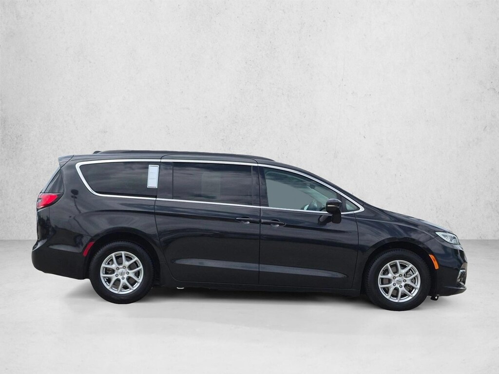 Used 2022 Chrysler Pacifica Touring L Mini-van Passenger