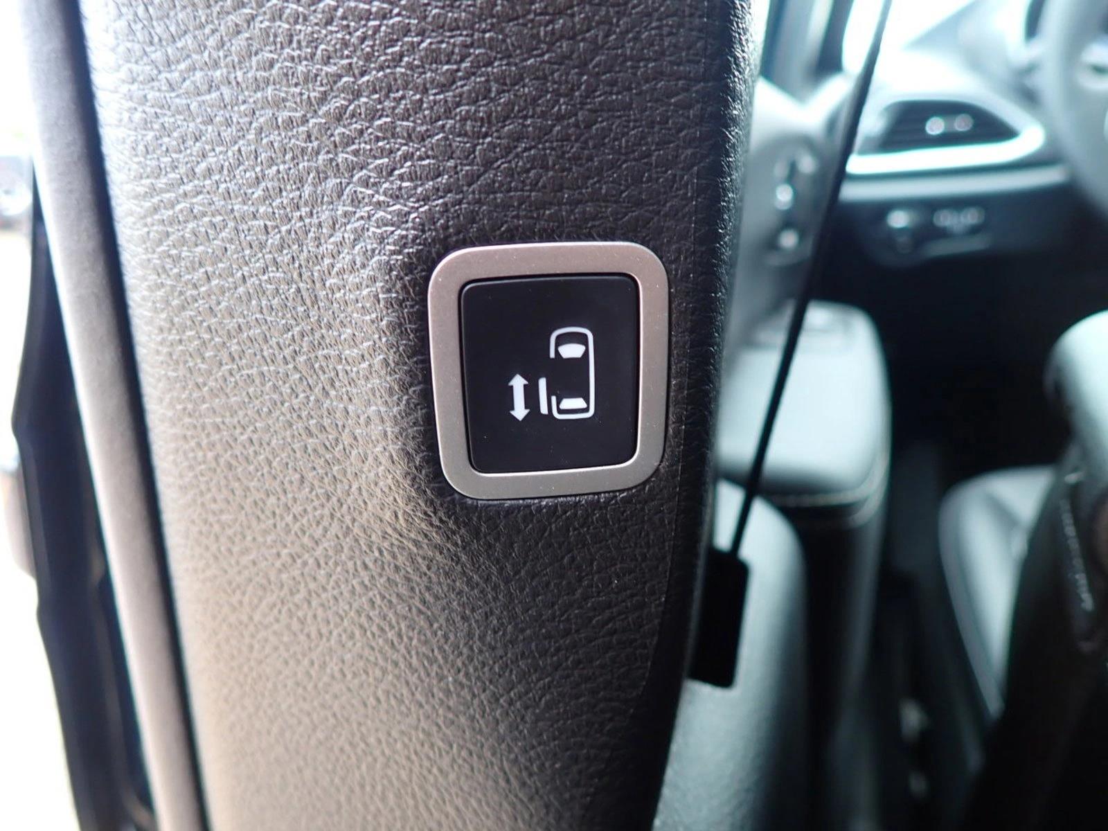 2025 Chrysler Pacifica Select - Photo 11