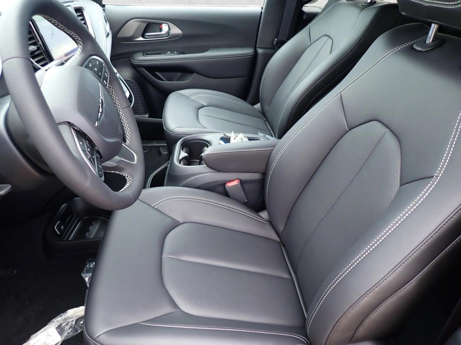 2025 Chrysler Pacifica Select - Photo 13
