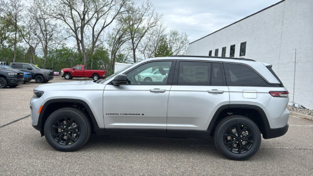 Used 2026 Jeep Grand Cherokee Altitude SUV