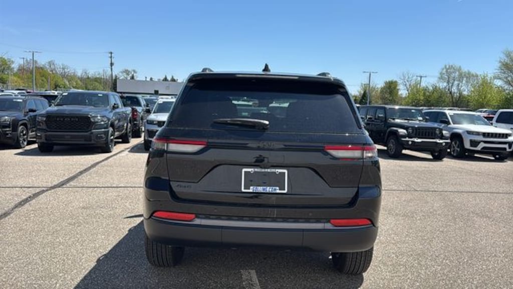 New 2026 Jeep Grand Cherokee LAREDO ALTITUDE 4X4 Sport Utility