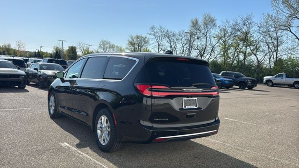 New 2027 Chrysler Pacifica SELECT Passenger Van