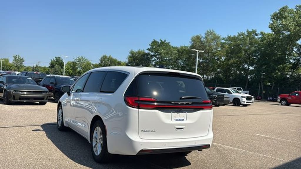 New 2027 Chrysler Pacifica SELECT Passenger Van