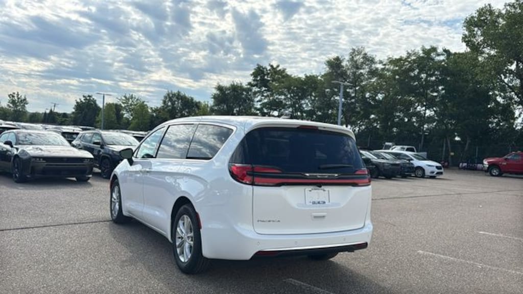 New 2027 Chrysler Pacifica SELECT Passenger Van