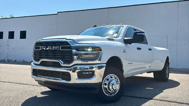 2026 Ram 3500 BIG HORN CREW CAB 4X4 8' BOX Pickup