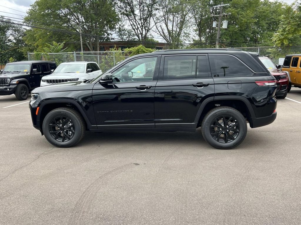 New 2026 Jeep Grand Cherokee LAREDO ALTITUDE 4X4 Sport Utility