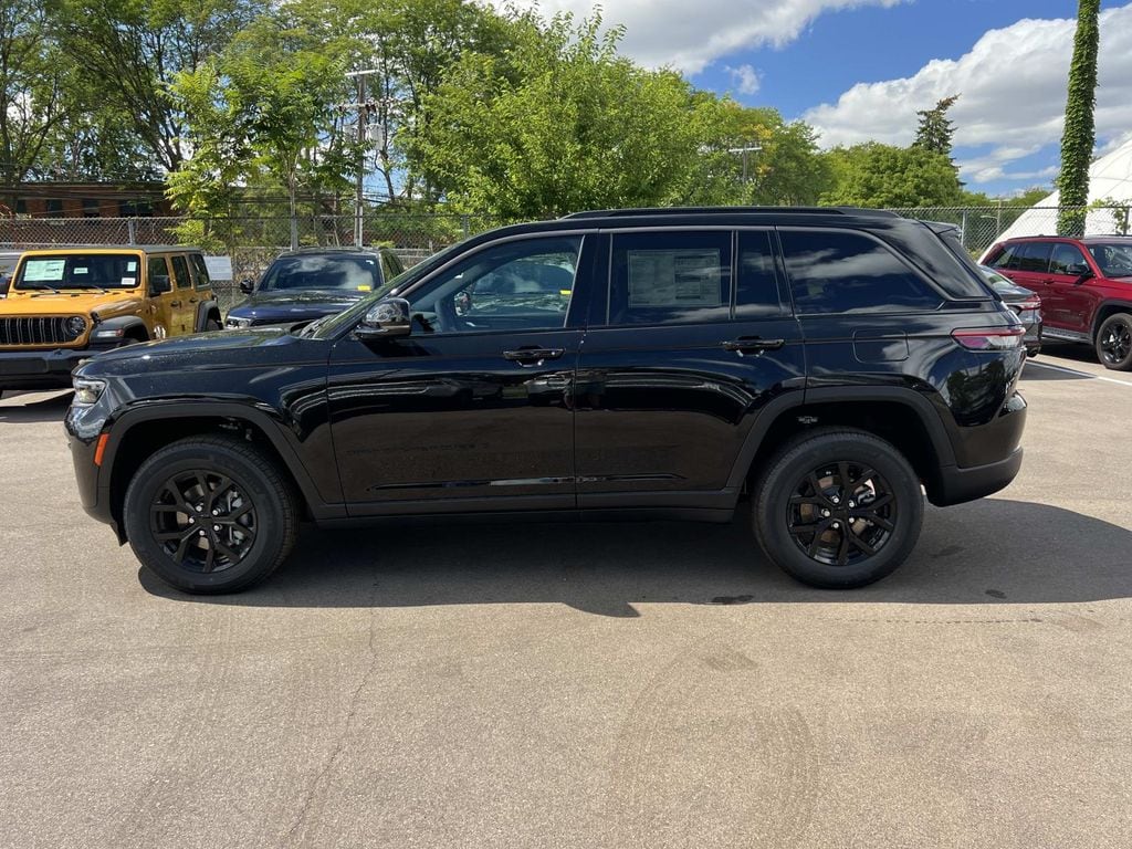 New 2026 Jeep Grand Cherokee LAREDO ALTITUDE 4X4 Sport Utility