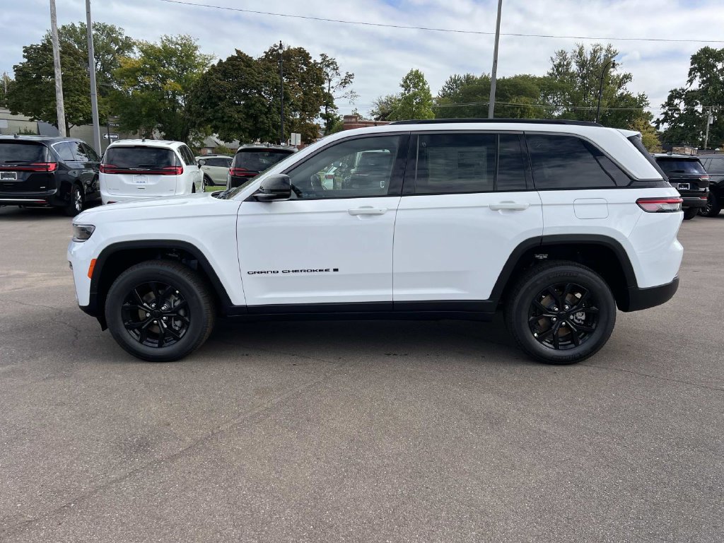 Used 2026 Jeep Grand Cherokee Altitude SUV