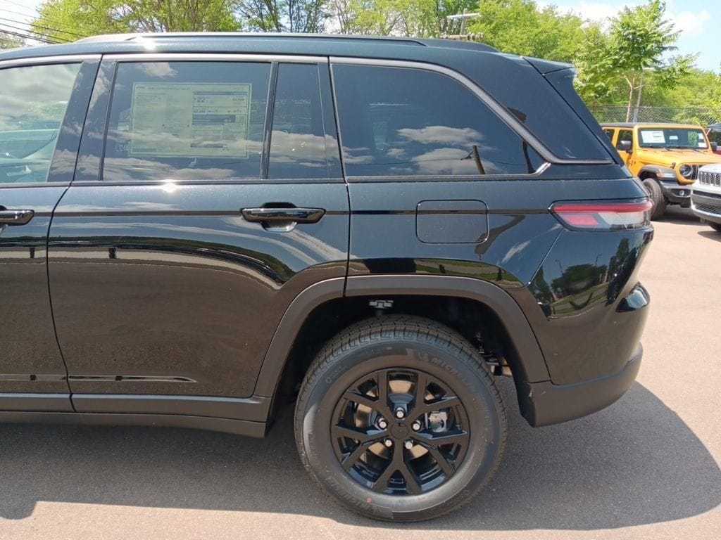 New 2026 Jeep Grand Cherokee LAREDO ALTITUDE 4X4 Sport Utility