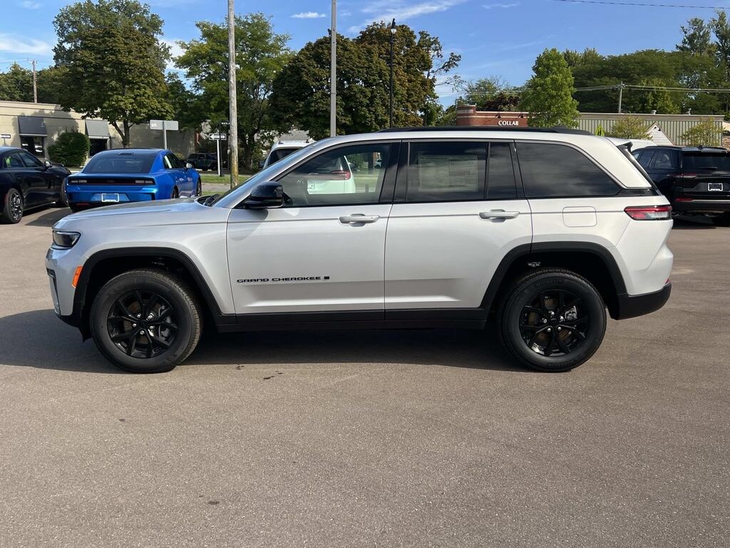New 2026 Jeep Grand Cherokee LAREDO ALTITUDE 4X4 Sport Utility