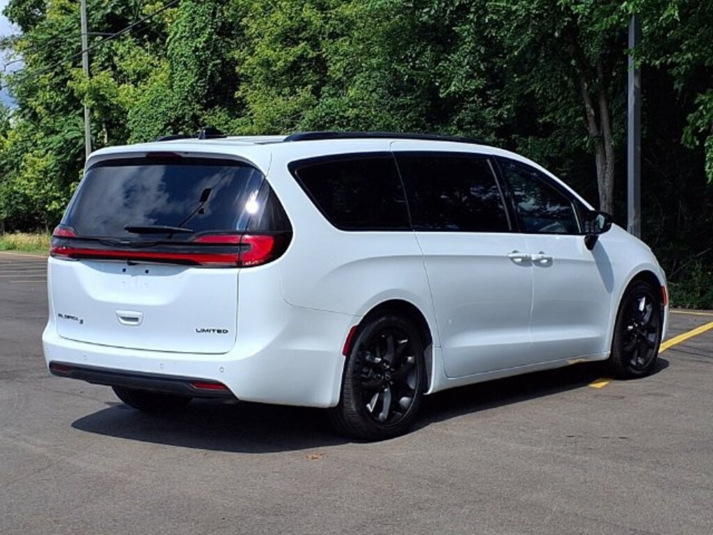 Used 2026 Chrysler Pacifica Limited Van Passenger Van