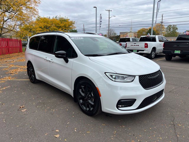 Certified 2025 Chrysler Pacifica Limited Minivan/Van