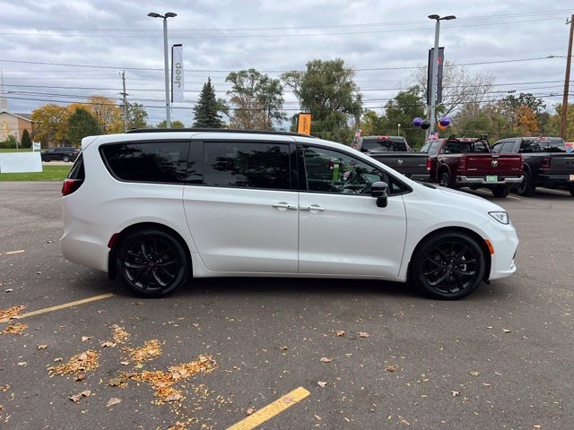 Certified 2025 Chrysler Pacifica Limited Minivan/Van