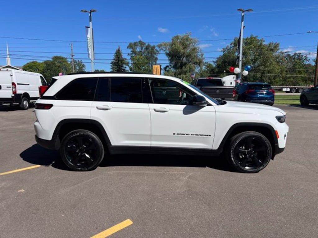 Certified 2025 Jeep Grand Cherokee Altitude SUV
