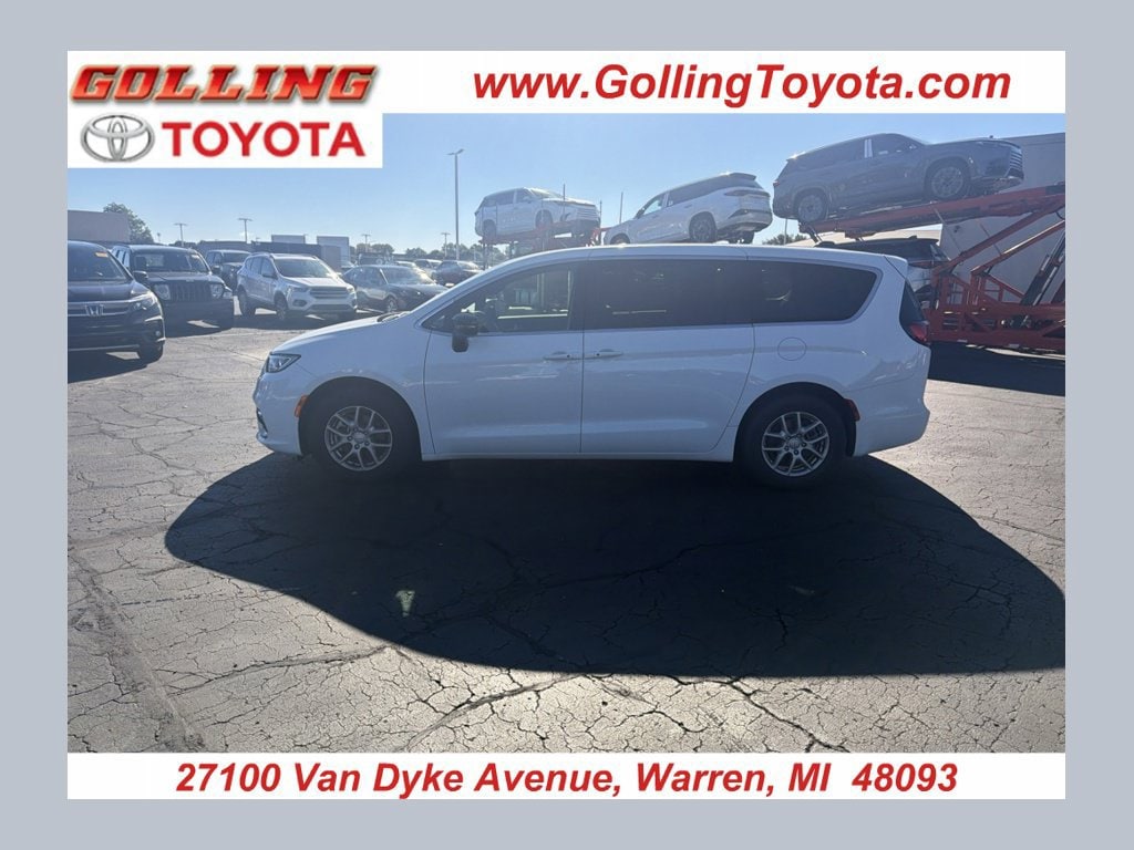 2026 Chrysler Pacifica Select