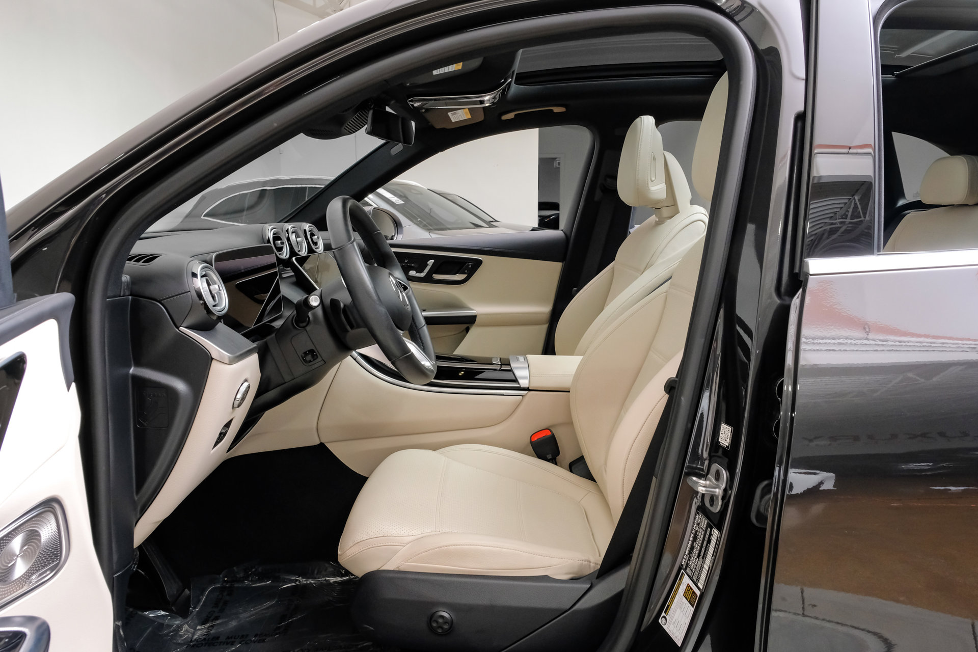 Used 2025 Mercedes-Benz GLC 4MATIC Exclusive Line/Driver Assistance Package/Panorama Sunroof/Trailer Hitch SUV