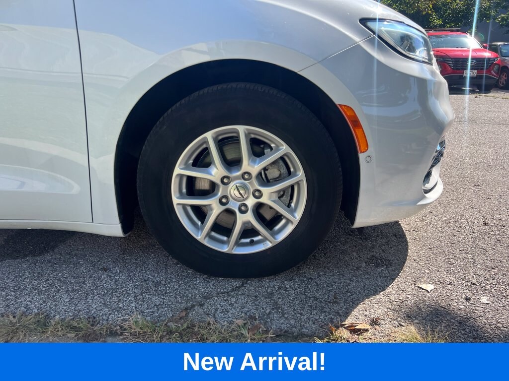 Used 2022 Chrysler Pacifica Touring L Minivan/Van