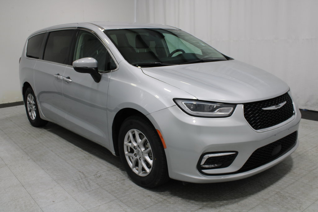Used 2023 Chrysler Pacifica Touring L Minivan/Van