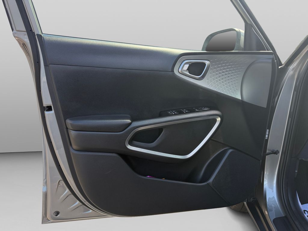 2025 Kia Soul LX - Photo 16