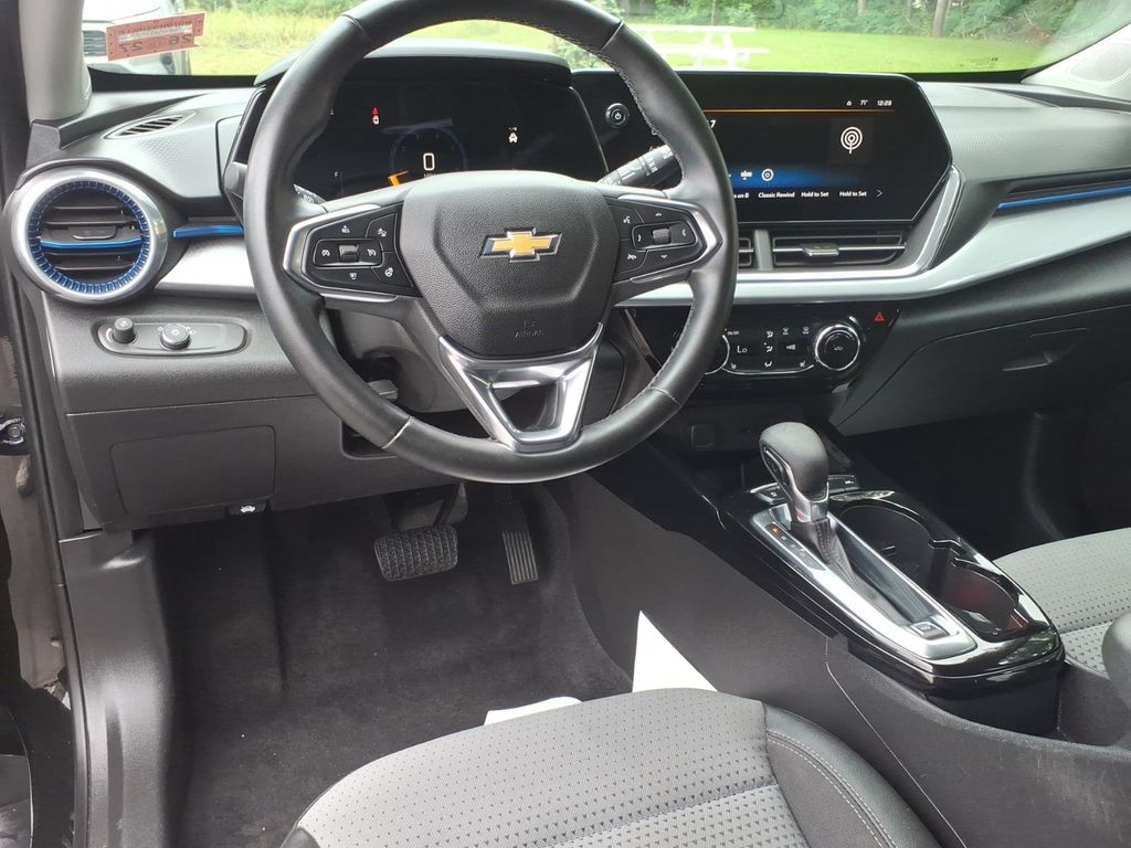 2024 Chevrolet Trax LT - Photo 38