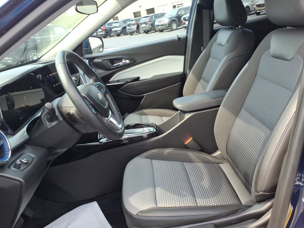 2024 Chevrolet Trax LT - Photo 12