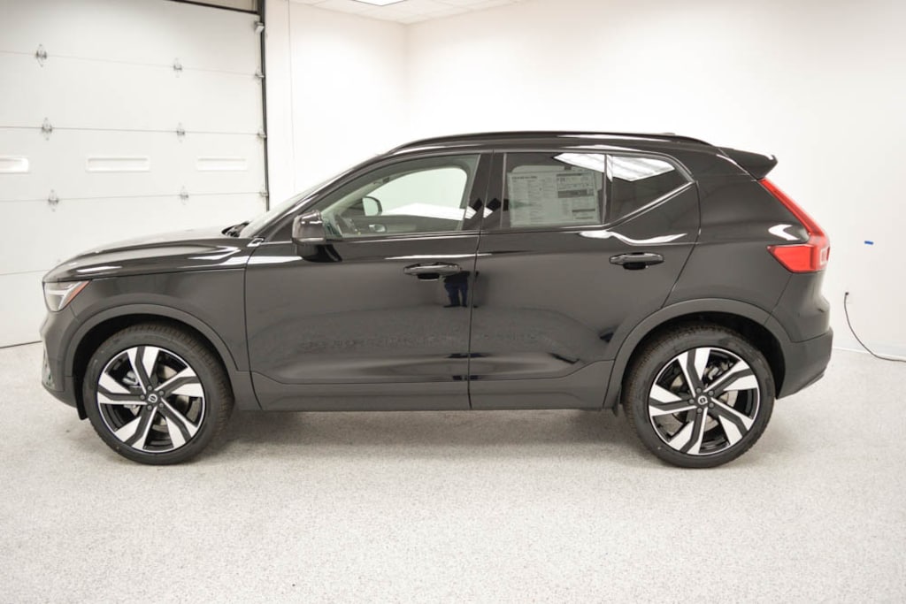 New 2026 Volvo XC40 B5 Ultra SUV