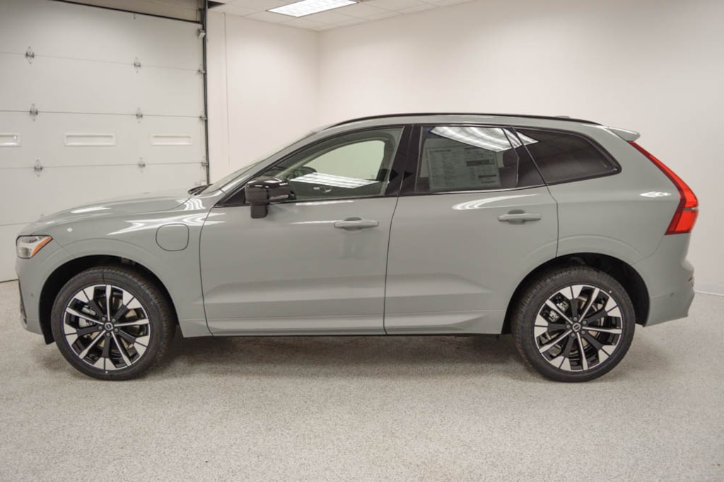 New 2026 Volvo XC60 plug-in hybrid T8 Plus SUV