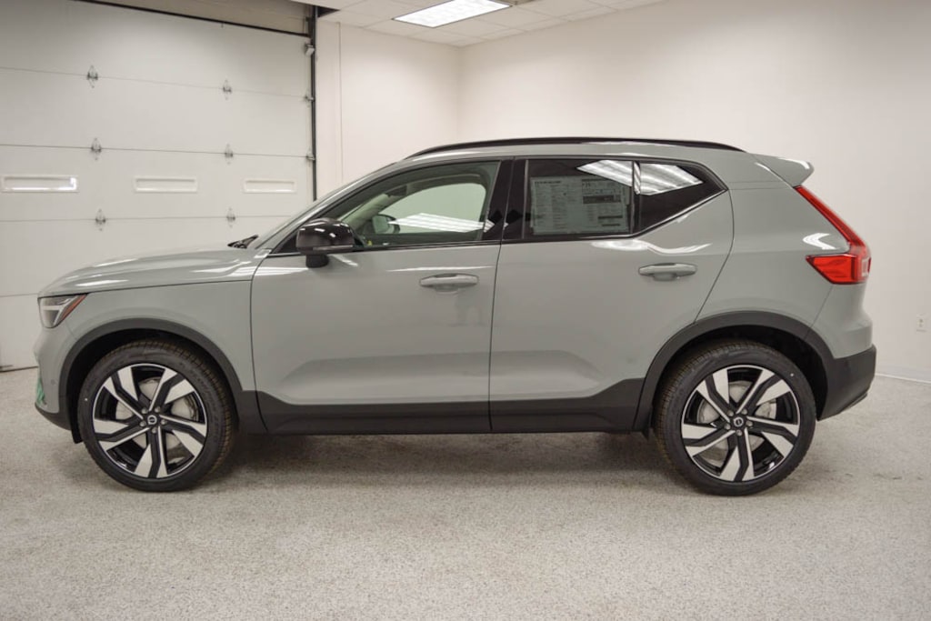 New 2026 Volvo XC40 B5 Plus SUV
