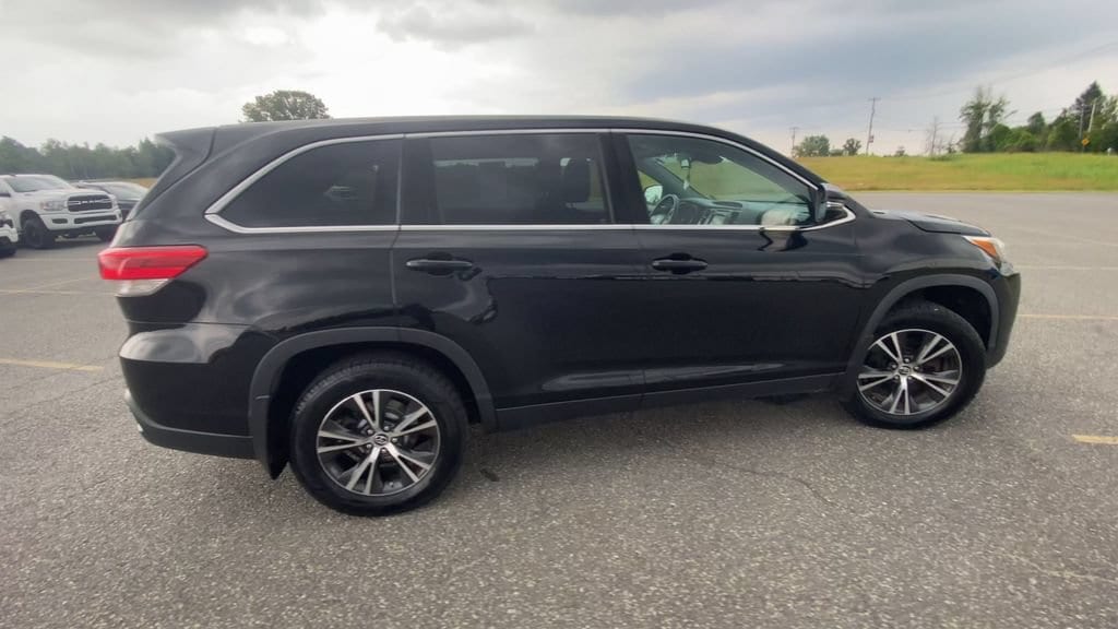 2019 Toyota Highlander LE - Photo 9