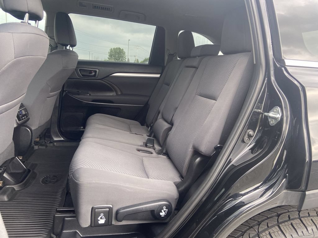 2019 Toyota Highlander LE - Photo 23