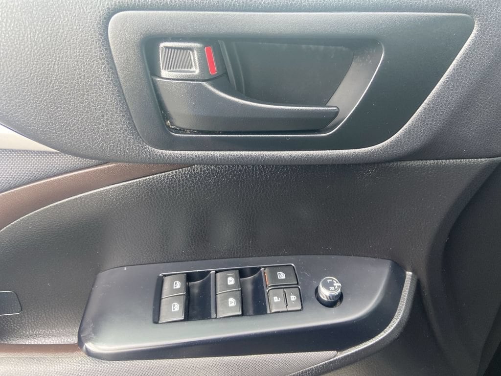 2019 Toyota Highlander LE - Photo 22