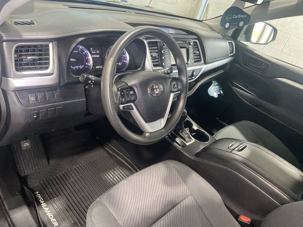 2019 Toyota Highlander LE - Photo 10