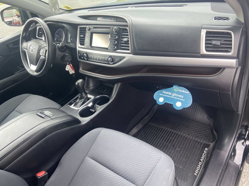 2019 Toyota Highlander LE - Photo 27