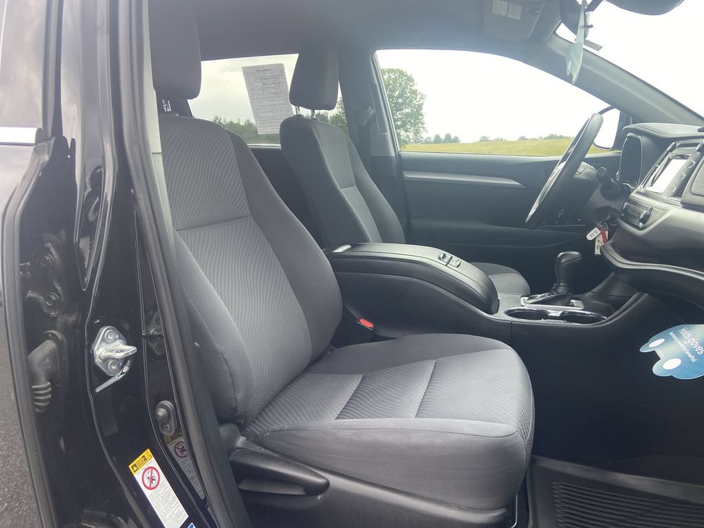2019 Toyota Highlander LE - Photo 26