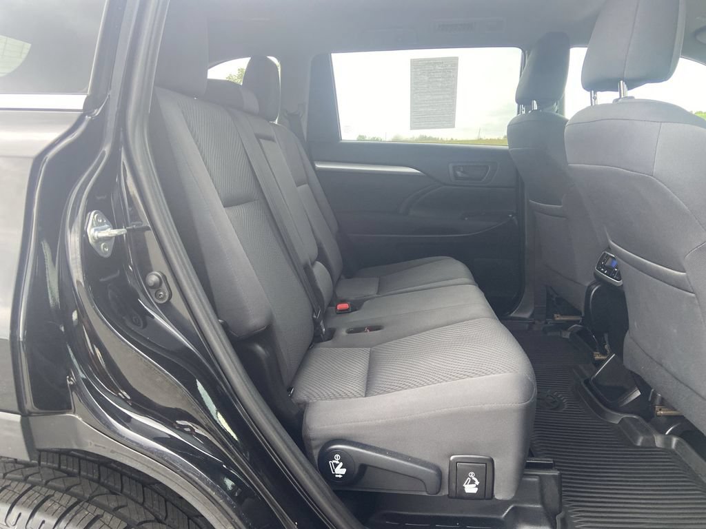 2019 Toyota Highlander LE - Photo 25