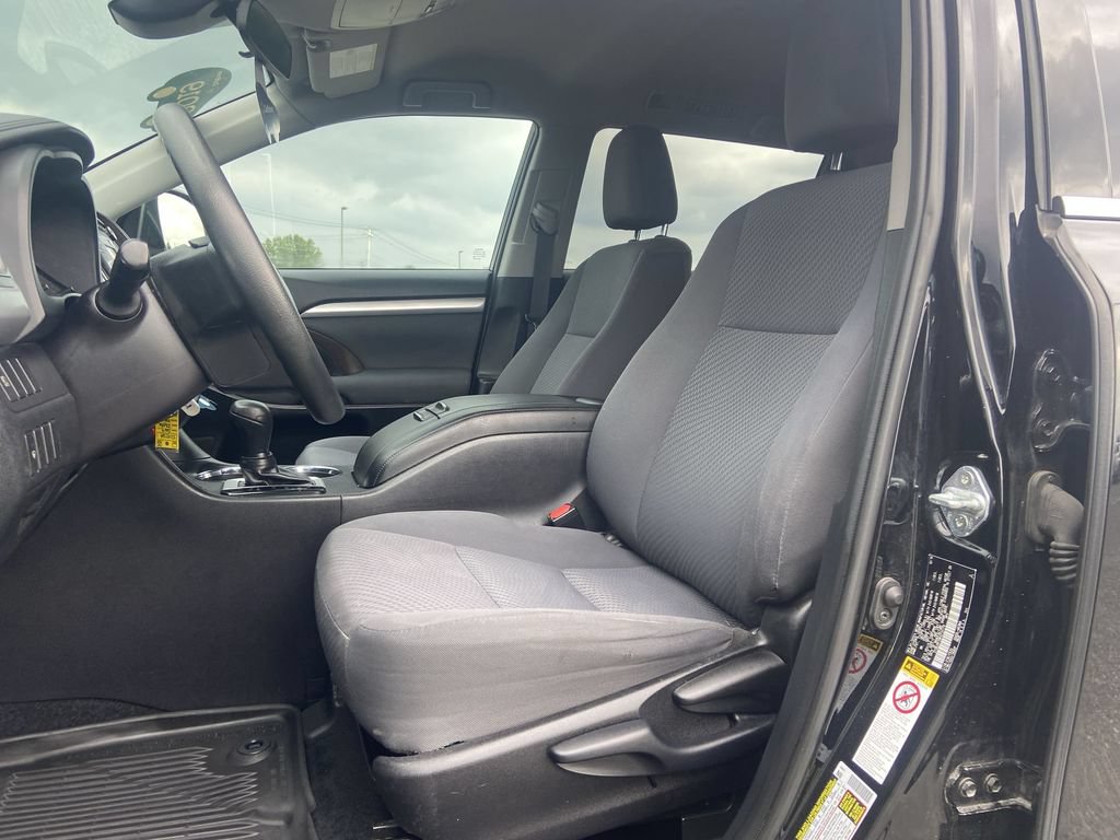 2019 Toyota Highlander LE - Photo 18