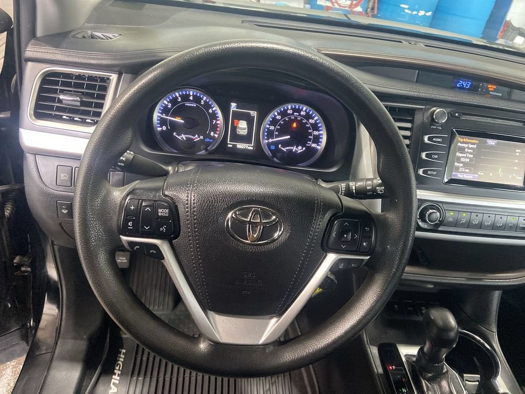 2019 Toyota Highlander LE - Photo 11