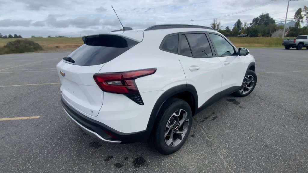 2024 Chevrolet Trax LT - Photo 8