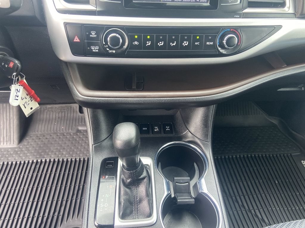 2019 Toyota Highlander LE - Photo 17
