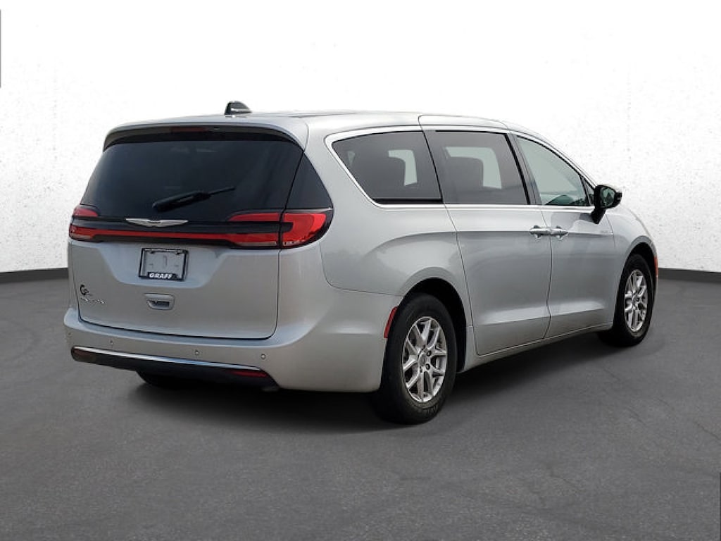 Used 2024 Chrysler Pacifica Touring L Minivan/Van