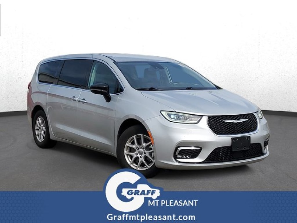 Used 2024 Chrysler Pacifica Touring L Minivan/Van