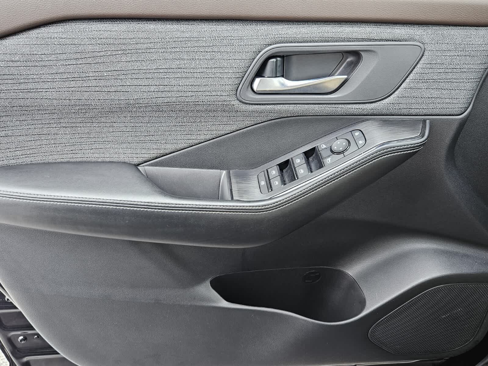 2023 Nissan Rogue SV - Photo 16