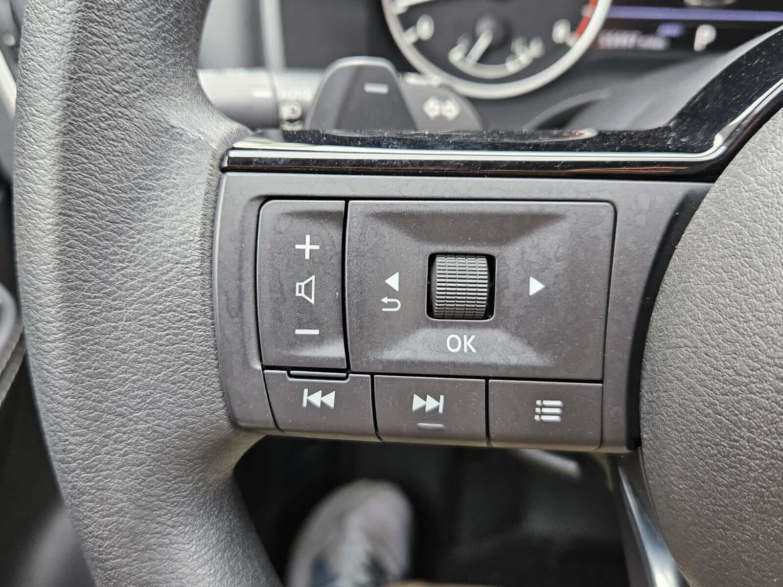 2023 Nissan Rogue SV - Photo 12
