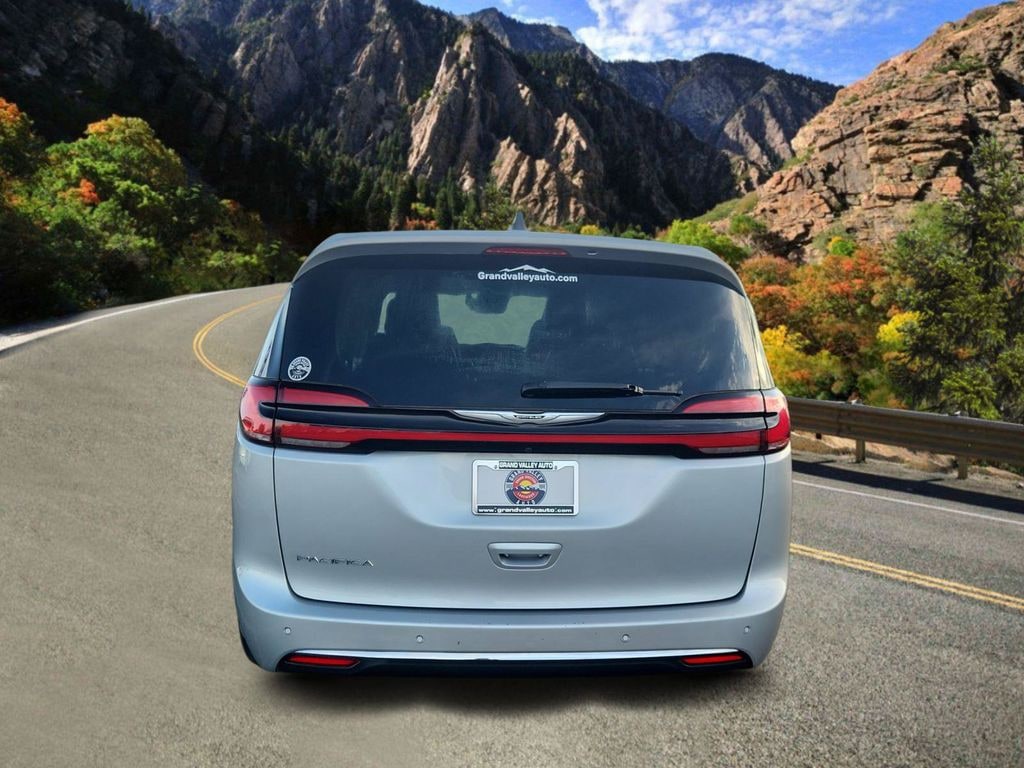 Used 2024 Chrysler Pacifica Touring L Minivan/Van