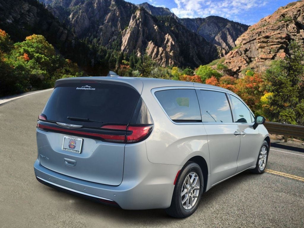 Used 2024 Chrysler Pacifica Touring L Minivan/Van