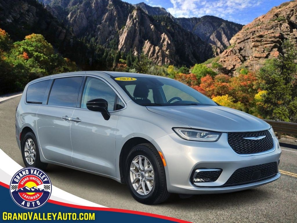 Used 2024 Chrysler Pacifica Touring L Minivan/Van